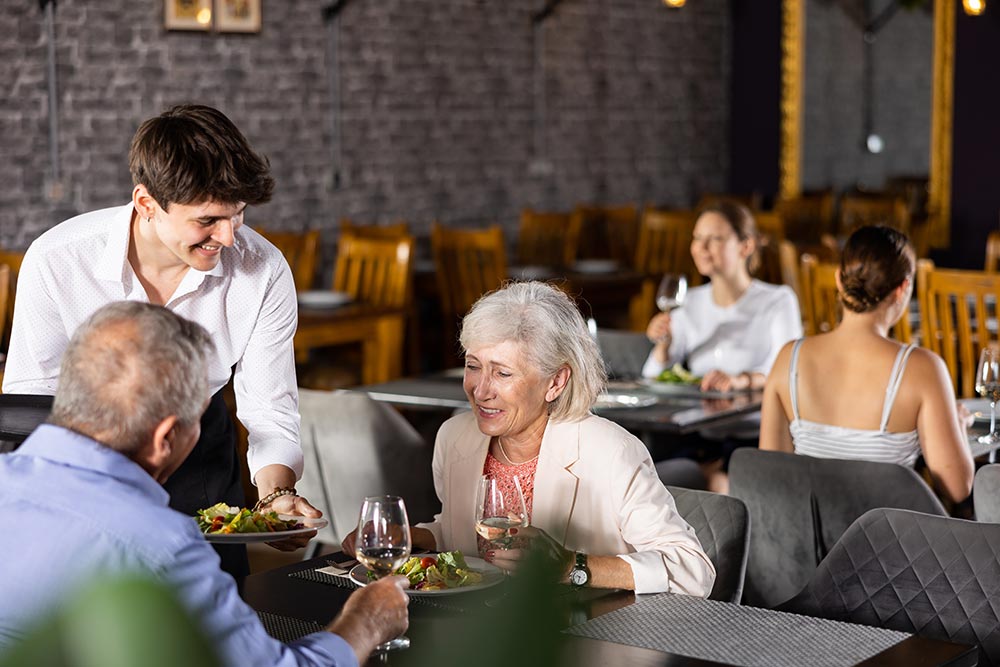 Egzamin Sporządzanie Potraw I Napojów Prawidłowa kolejność podawania potraw i napojów w restauracji | Fanex