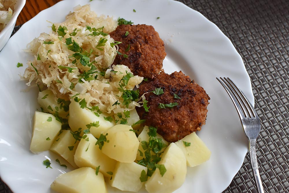 Kotlet mielony z ziemniakami i kapustą